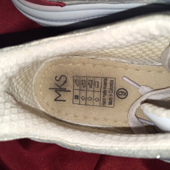 Gently Used MKS Women's Shoe Size 9 Faux Leather Silver Star LaceUp Sneaker - Picture 6 of 7